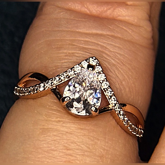 Size 6 Ladies Fashion Jewelry Ring - Picture 2 of 3